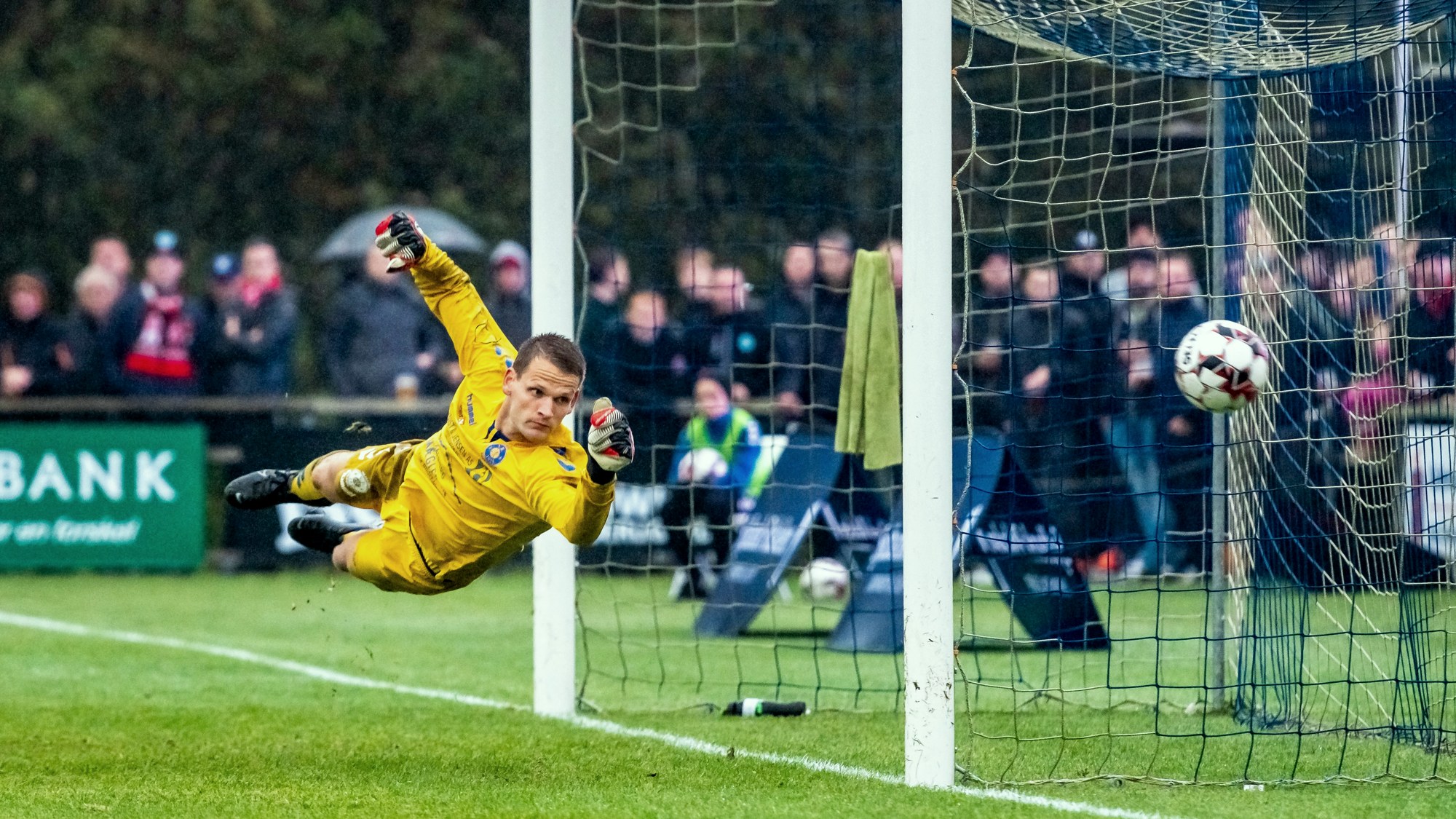 Målvakt som kastar sig efter bollen